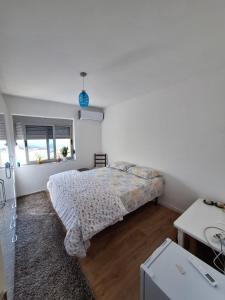 een witte slaapkamer met een bed en een raam bij Ergi's Bed & Breakfast in Krujë +20 foto's