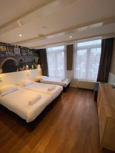阿姆斯特丹的住宿－老城區酒店，一间酒店客房,内有三张床