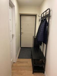Baloži的住宿－Great 2-room apartment with working space，走廊设有通往门的楼梯