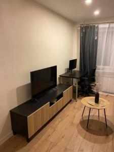 Great 2-room apartment with working space電視和／或娛樂中心