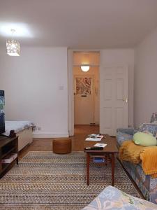 uma sala de estar com um sofá e uma mesa de centro em Stanmore em Stanmore