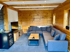 a living room with a couch and a table at Chata na přehradě s vlastním wellness in Horní Bečva