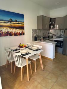 Kuchyň nebo kuchyňský kout v ubytování Vladimiros Apartments