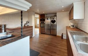 cocina con nevera de acero inoxidable y suelo de madera en 3 Bedroom Beautiful Home In Lnashult, en Lönashult