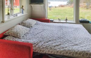 Postel nebo postele na pokoji v ubytování Cozy Home In Strömstad With Wifi