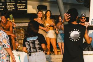 Επισκέπτες που μένουν στο Outpost Beach Hostel