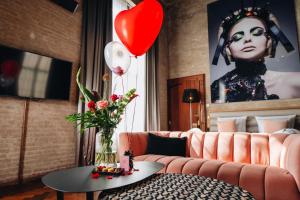a living room with a couch and a table with balloons at Boutique Hotel The Roosevelt in Middelburg +56 photos