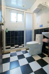 een badkamer met een toilet en een wastafel bij Piau Po 21 Inn in Taitung