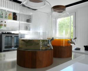 a food processor with an orange in a kitchen at ili ili Hotel Boutique in Mar del Plata
