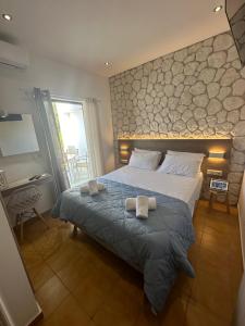 Postel nebo postele na pokoji v ubytování Vladimiros Apartments