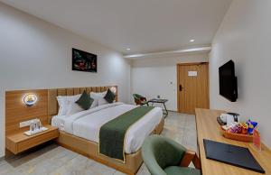 Habitación de hotel con cama y TV en Comfort Inn Sapphire Chandkheda, Ahmedabad, en Ahmedabad