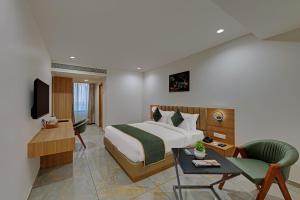 TV a/nebo společenská místnost v ubytování Comfort Inn Sapphire Chandkheda, Ahmedabad