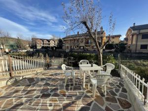 羅卡迪梅佐的住宿－Casetta delle Rocche，一个带桌椅和围栏的庭院