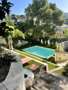 - une petite piscine dans une cour avec un arbre dans l'établissement Castel Anita, à Marseille