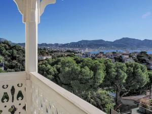 d'un balcon offrant une vue sur la ville. dans l'établissement Castel Anita, à Marseille