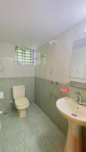 A bathroom at Hotel Shah Nibash Panthapath