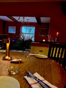 萊奇萊德的住宿－Five Alls，木桌、叉子和刀子以及用餐室