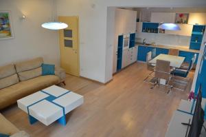 ein Wohnzimmer mit einem Sofa und einem Tisch in der Unterkunft Feel Good Apartments in Ohrid