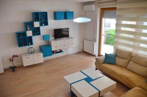 ein Wohnzimmer mit blauen Schränken und einem Sofa in der Unterkunft Feel Good Apartments in Ohrid