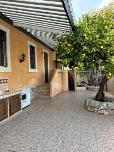 een binnenplaats met een citroenboom voor een huis bij VerdeMareVilla in Avola