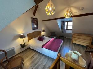 - une chambre avec un lit king-size et une table dans l'établissement Gîte Le Hissala, à Eguisheim