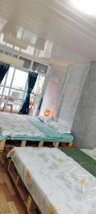 2 camas individuais num quarto com janelas em H2_Homestay phố cổ _Check in tự động em Hanói