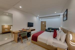TV a/nebo společenská místnost v ubytování Comfort Inn Sapphire Chandkheda, Ahmedabad