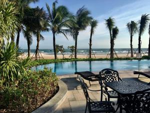 Piscina de la sau aproape de Wonderland Villa Hồ Tràm Beach