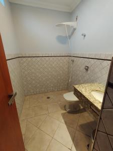 uma casa de banho com um WC e um lavatório em Pousada Indi em Ribeirão Preto