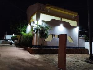 リベイラン・プレトにあるPousada Indiの夜間照明付きの建物