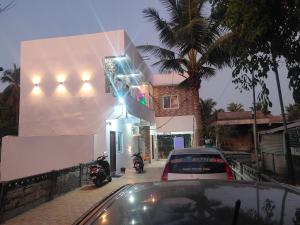 una casa con un coche aparcado delante en DJ Residency Velankanni, en Velankanni