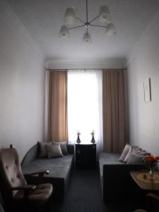 uma sala de estar com um sofá e uma janela em 555 Flat - 55 m² mieszkanie, 5 min - Dworzec Główny em Cracóvia