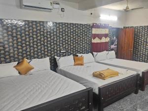 Habitación con 2 camas en DJ Residency Velankanni, en Velankanni