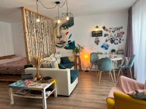 uma sala de estar com um sofá e uma mesa em Magician’s House with it’s own parking em Bucareste