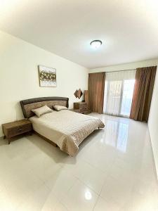Un dormitorio con una cama grande y una ventana en Nice 2 bedroom Al Marjan island near the beach, en Ras al Khaimah