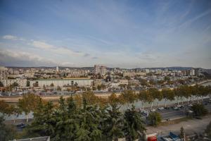 vistas a una ciudad con coches y edificios en VIP apart 533 Old, en Tiflis