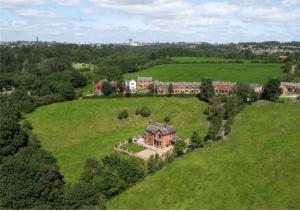 een luchtfoto van een groot huis in een veld bij Bean's Retreat in Lees