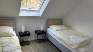 um quarto com duas camas e duas mesas de cabeceira em Schönherrstrasse em Chemnitz