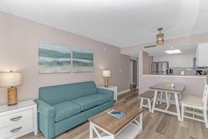 Η κουζίνα ή μικρή κουζίνα στο Stunning Double Unit Condo-Both Newly Renovated with Spectacular Views- Atlantica 451/452