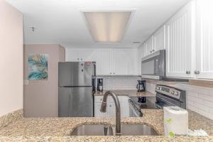 Η κουζίνα ή μικρή κουζίνα στο Stunning Double Unit Condo-Both Newly Renovated with Spectacular Views- Atlantica 451/452