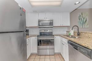 Η κουζίνα ή μικρή κουζίνα στο Stunning Double Unit Condo-Both Newly Renovated with Spectacular Views- Atlantica 451/452