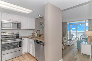 Η κουζίνα ή μικρή κουζίνα στο Stunning Double Unit Condo-Both Newly Renovated with Spectacular Views- Atlantica 451/452