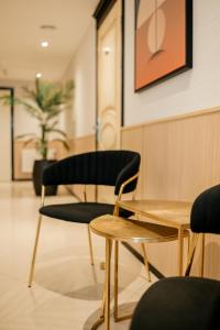 ein Wartezimmer mit 2 Stühlen und einem Tisch in der Unterkunft Weekend Boutique Hotel in Chişinău