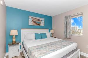 Ένα ή περισσότερα κρεβάτια σε δωμάτιο στο Stunning Double Unit Condo-Both Newly Renovated with Spectacular Views- Atlantica 451/452
