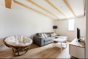 ein Wohnzimmer mit einem Sofa und einem Tisch in der Unterkunft {St Fée sur les toits} * plein centre Marseille * Clim in Marseille
