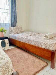 een slaapkamer met een bed en een raam bij Ample home 2 bedroom apartment in Mombasa