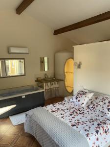1 dormitorio con 1 cama grande y baño en Belle propriété entre Terre et Mer, en Hérépian