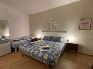1 dormitorio con 2 camas y 2 lámparas en Casetta alla fontana, en Villa Lagarina