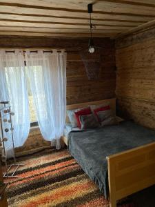 1 dormitorio con 1 cama y una ventana con cortinas en Pirts Muzejs, 