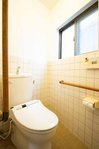 貝塚市にあるKanwa Heart House KIXの部屋にある白いトイレ付きのバスルーム